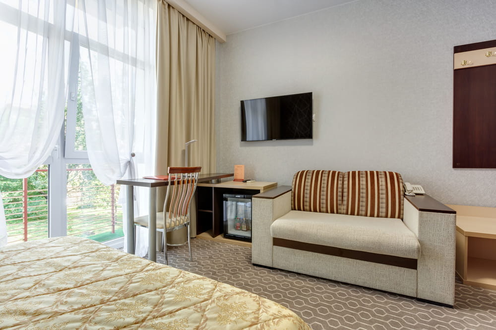 Personnaliser l’espace avec art, objets et mobilier multifonctionnel